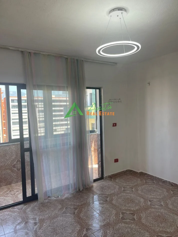 Tirane, jepet me qera apartament 1+1+Ballkon, Pallati me Shigjeta 350 €
