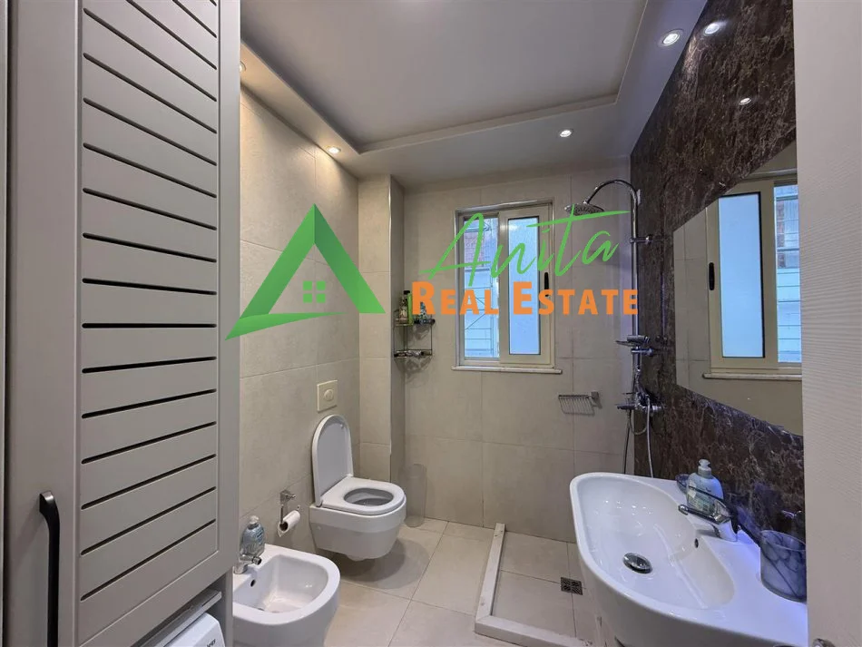 Tirane, jepet me qera apartament 2+1+Ballkon Kati 3, 97 m² 700 € (Liqeni i Thate, mbi kopshtin Zoologjik)