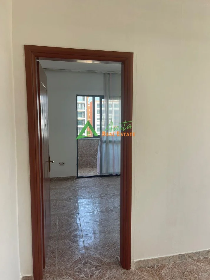 Tirane, jepet me qera apartament 1+1+Ballkon, Pallati me Shigjeta 350 €