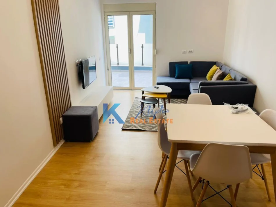 Tirane, jap me qera apartament 1+1+Ballkon Kati 2, 70 m² 500 € (Liqeni i Thate)