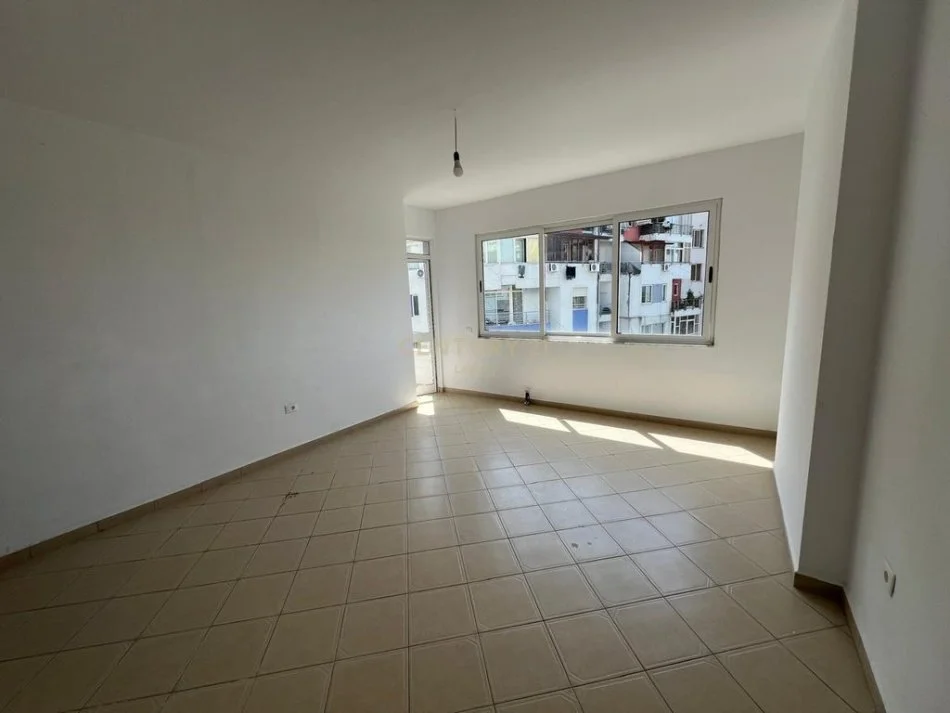 Tirane, shitet apartament 1+1 Kati 4, 59 m² 78.000 € (Fresk)