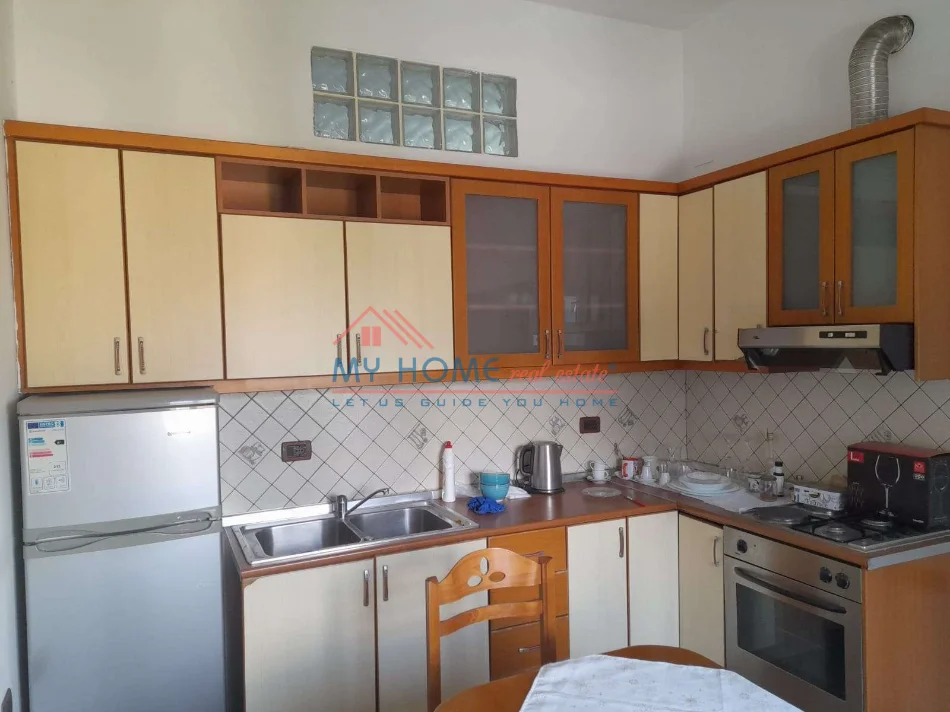 Tirane, jepet me qera apartament 2+1+Ballkon Kati 5, 80 m² 600 € (Bulevardi Bajram Curri)