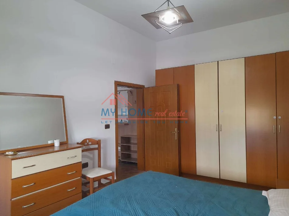 Tirane, jepet me qera apartament 2+1+Ballkon Kati 5, 80 m² 600 € (Bulevardi Bajram Curri)