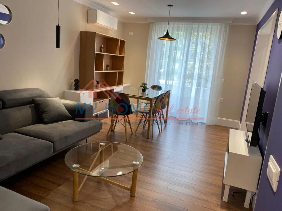 Tirane, jepet me qera apartament 1+1+Ballkon Kati 4, 60 m² 800 € (Rruga Nikolla Tupe)
