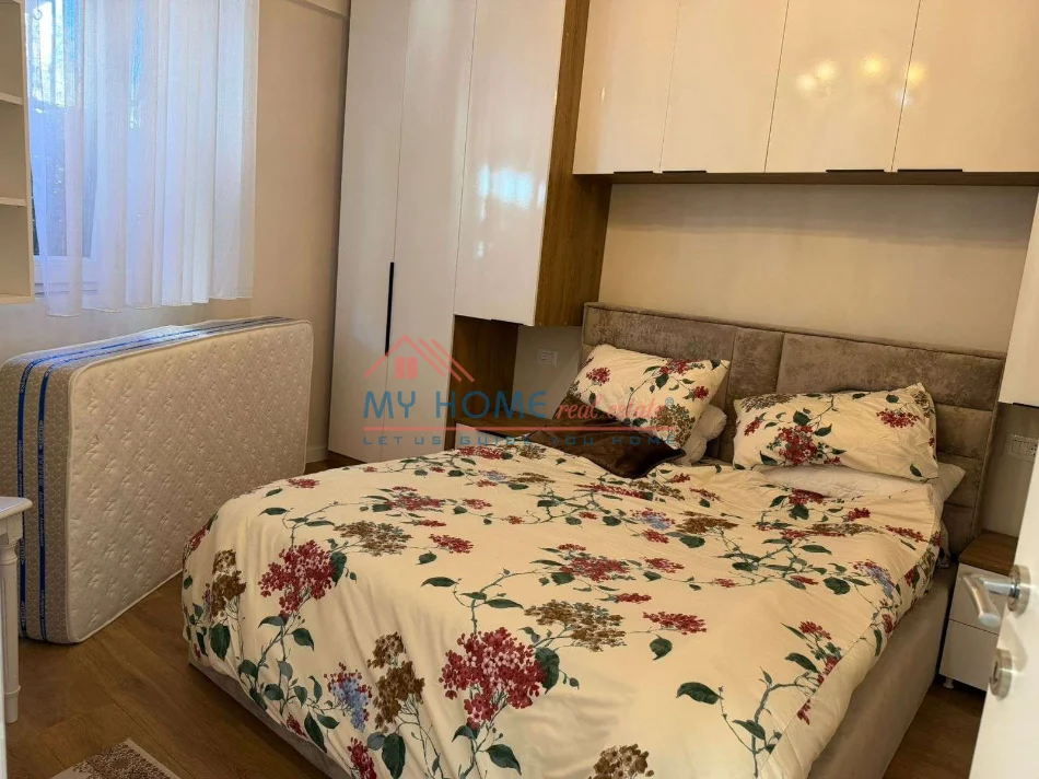 Tirane, jepet me qera apartament 1+1+Ballkon Kati 1, 65 m² 500 € (Rruga Stiki Cico)