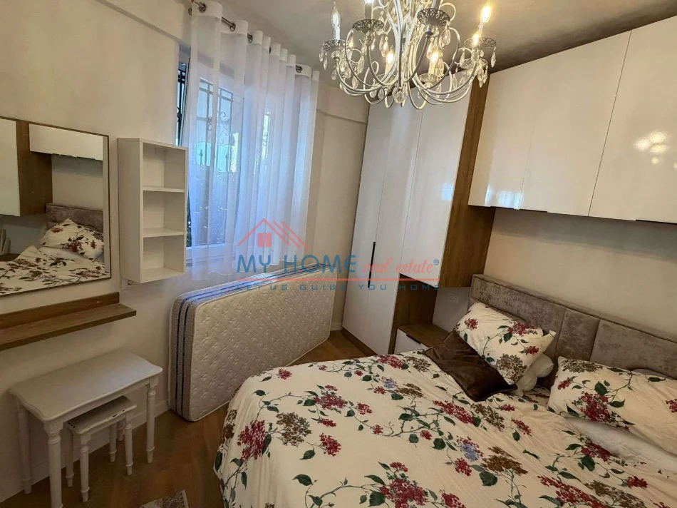 Tirane, jepet me qera apartament 1+1+Ballkon Kati 1, 65 m² 500 € (Rruga Stiki Cico)