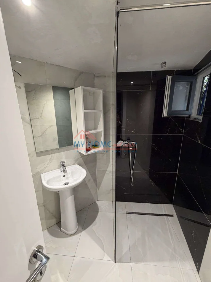 Tirane, jepet me qera apartament 1+1+Ballkon Kati 1, 65 m² 500 € (Rruga Stiki Cico)