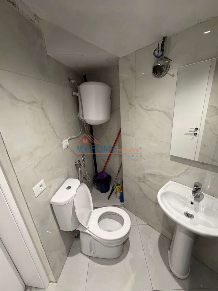 Tirane, jepet me qera apartament 1+1+Ballkon Kati 1, 65 m² 500 € (Rruga Stiki Cico)