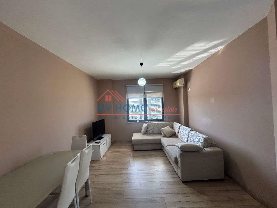 Tirane, jepet me qera apartament 1+1+Ballkon Kati 4, 65 m² 500 € (Rruga Asim Vokshi)