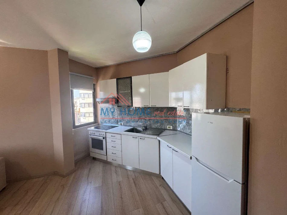 Tirane, jepet me qera apartament 1+1+Ballkon Kati 4, 65 m² 500 € (Rruga Asim Vokshi)