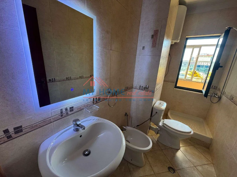 Tirane, jepet me qera apartament 1+1+Ballkon Kati 4, 65 m² 500 € (Rruga Asim Vokshi)