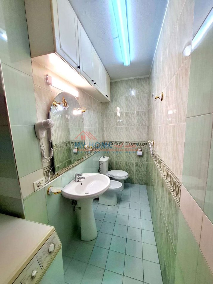 Tirane, jepet me qera apartament 1+1+Ballkon Kati 3, 65 m² 550 € (Komuna e Parisit)