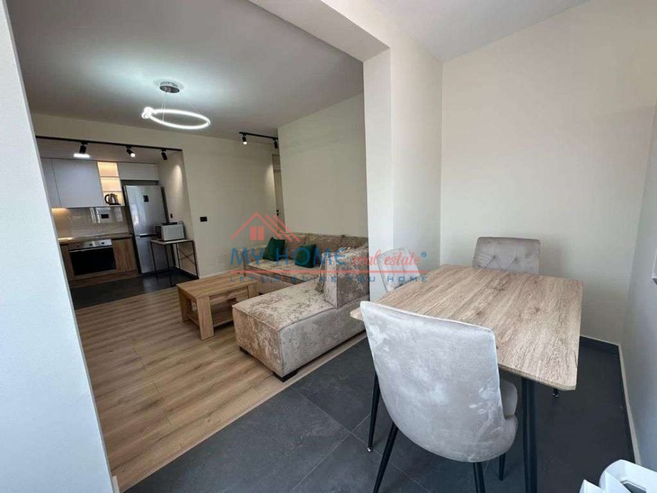 Tirane, jepet me qera apartament 1+1+Ballkon Kati 11, 70 m² 800 € (Pazari i Ri)