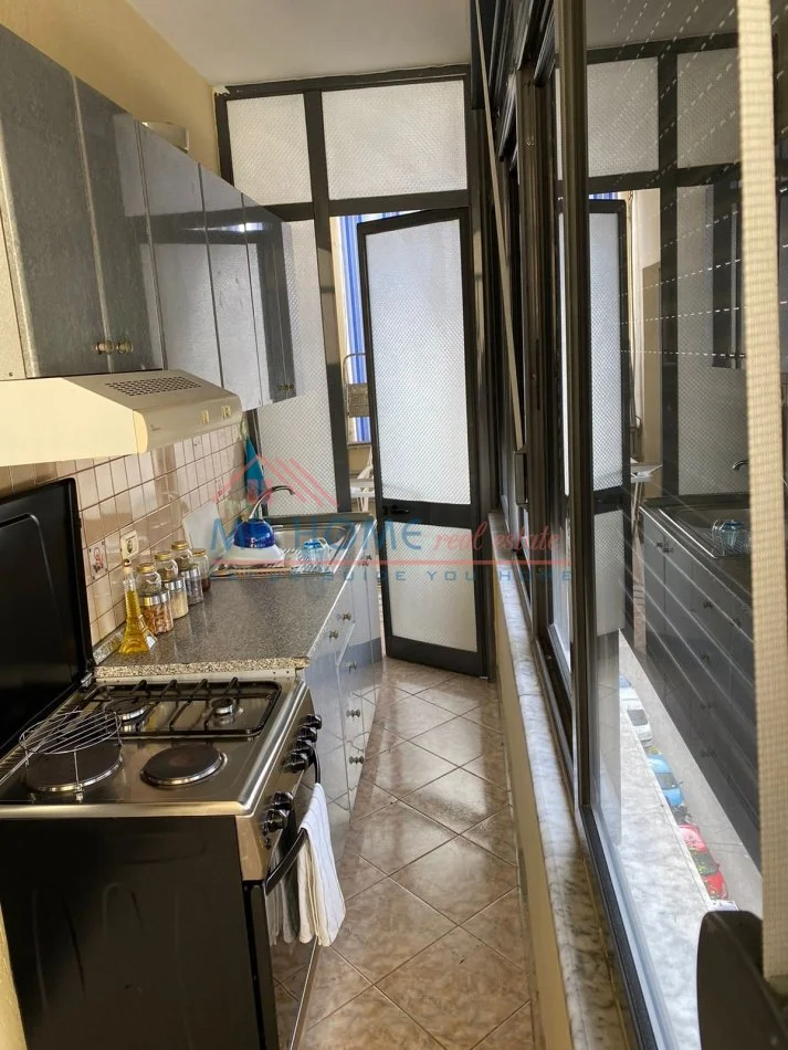 Tirane, jepet me qera apartament 1+1+Ballkon Kati 6, 74 m² 600 € (Rruga e Kavajes)