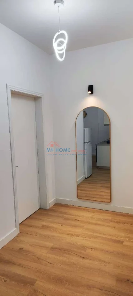 Tirane, jepet me qera apartament 1+1+Ballkon Kati 5, 85 m² 650 € (Rruga e Kavajes)