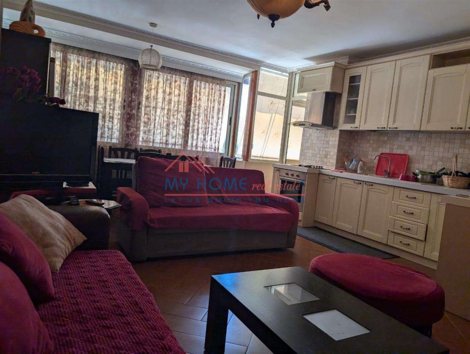 Tirane, jepet me qera apartament 1+1+Ballkon Kati 3, 70 m² 540 € (Rruga e Kavajes)