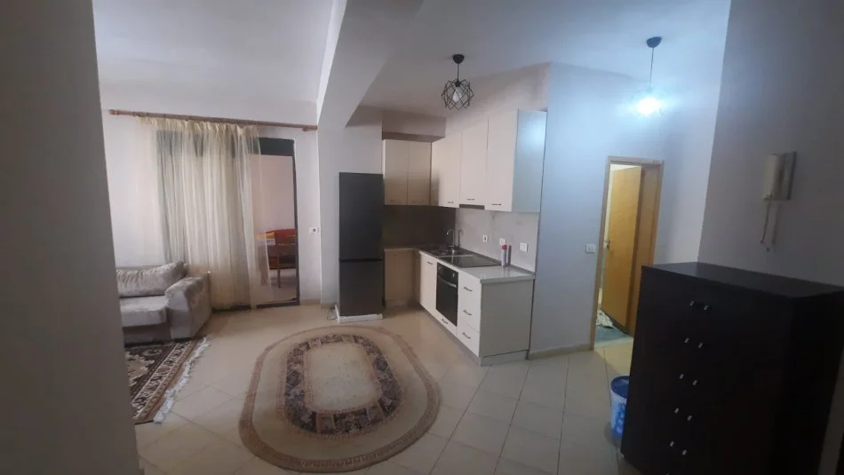 Tirane, jepet me qera apartament 2+1+Ballkon Kati 7, 90 m² 650 € (Komuna e Parisit)