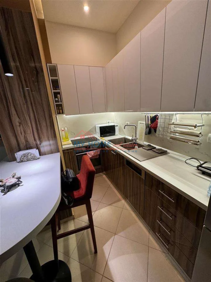 Tirane, jepet me qera apartament 1+1+Ballkon Kati 2, 70 m² 650 € (Rruga Bill Klinton)