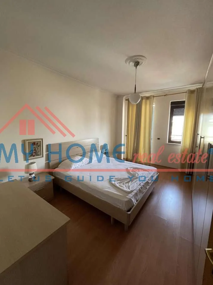 Tirane, jepet me qera apartament 2+1+Ballkon Kati 8, 145 m² 800 € (Bllok)