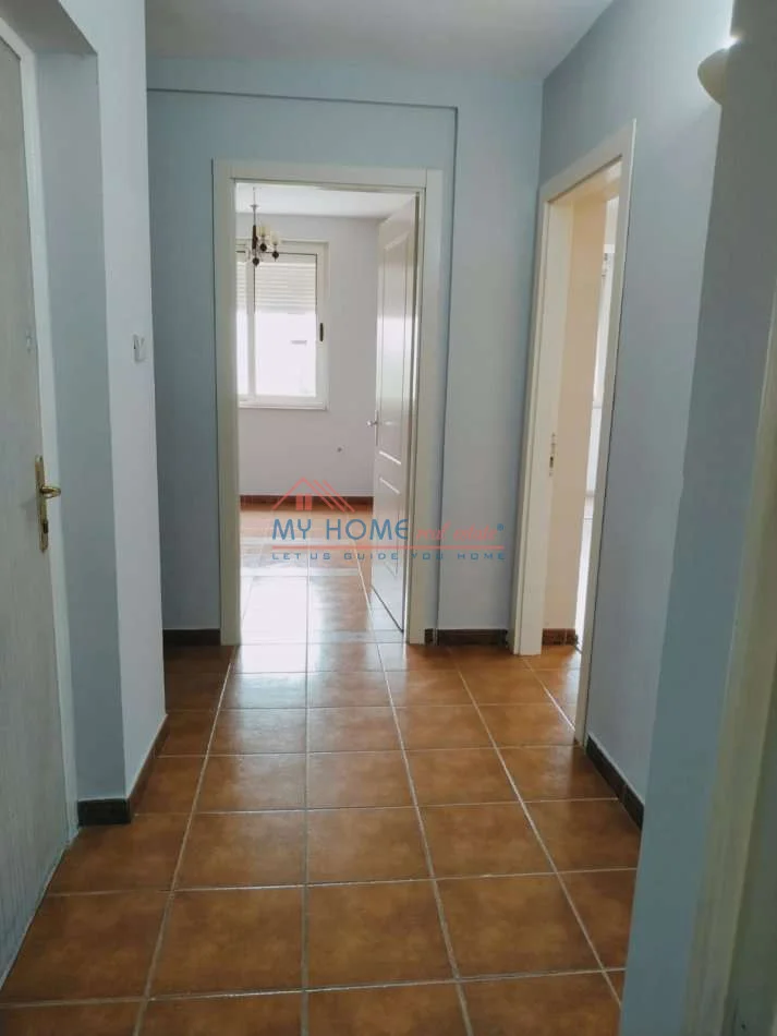 Tirane, jepet me qera zyre Kati 2, 50 m² 550 € (Rruga Muhamet Gjollesha)