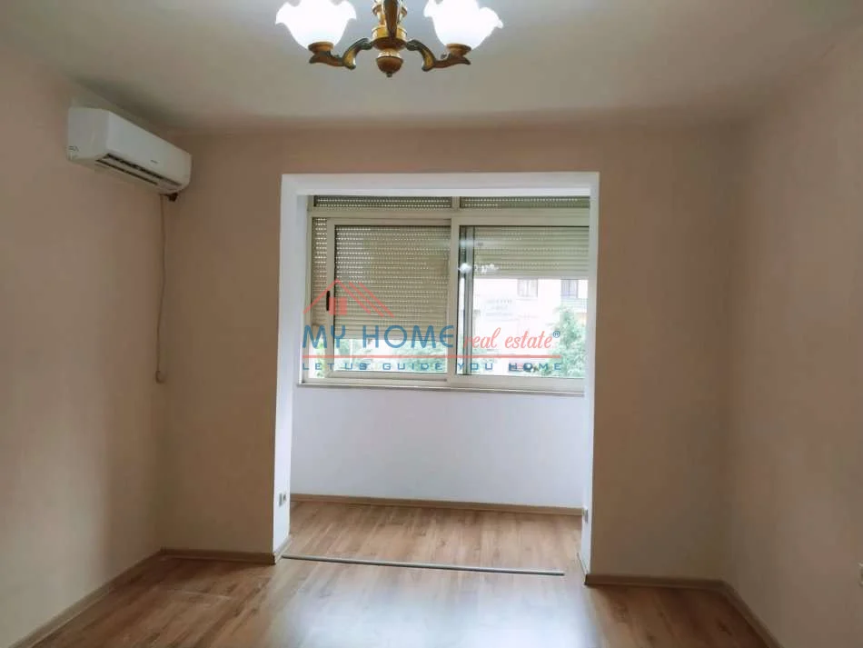 Tirane, jepet me qera zyre Kati 2, 50 m² 550 € (Rruga Muhamet Gjollesha)