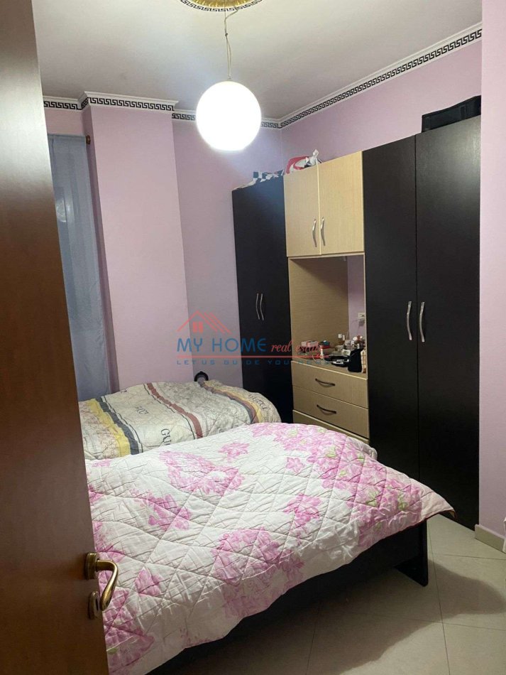 Tirane, jepet me qera apartament 2+1+Ballkon Kati 4, 110 m² 600 € (Komuna e Parisit)