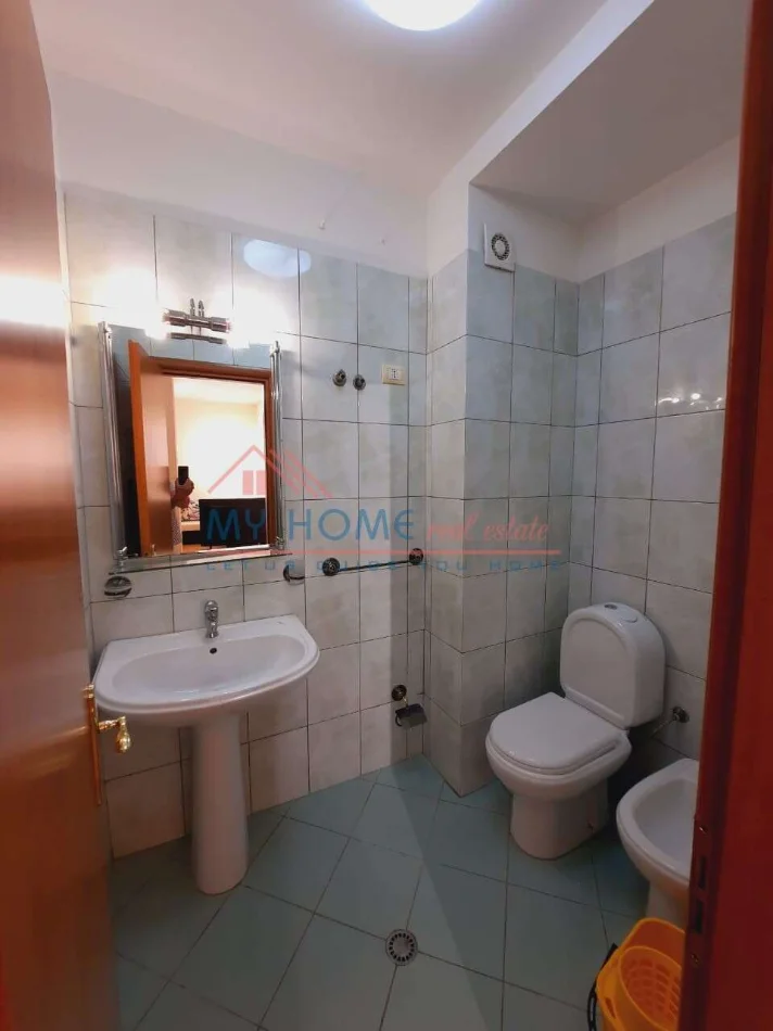 Tirane, jepet me qera apartament 2+1+Ballkon Kati 3, 115 m² 720 € (Rruga Eduard Mano)