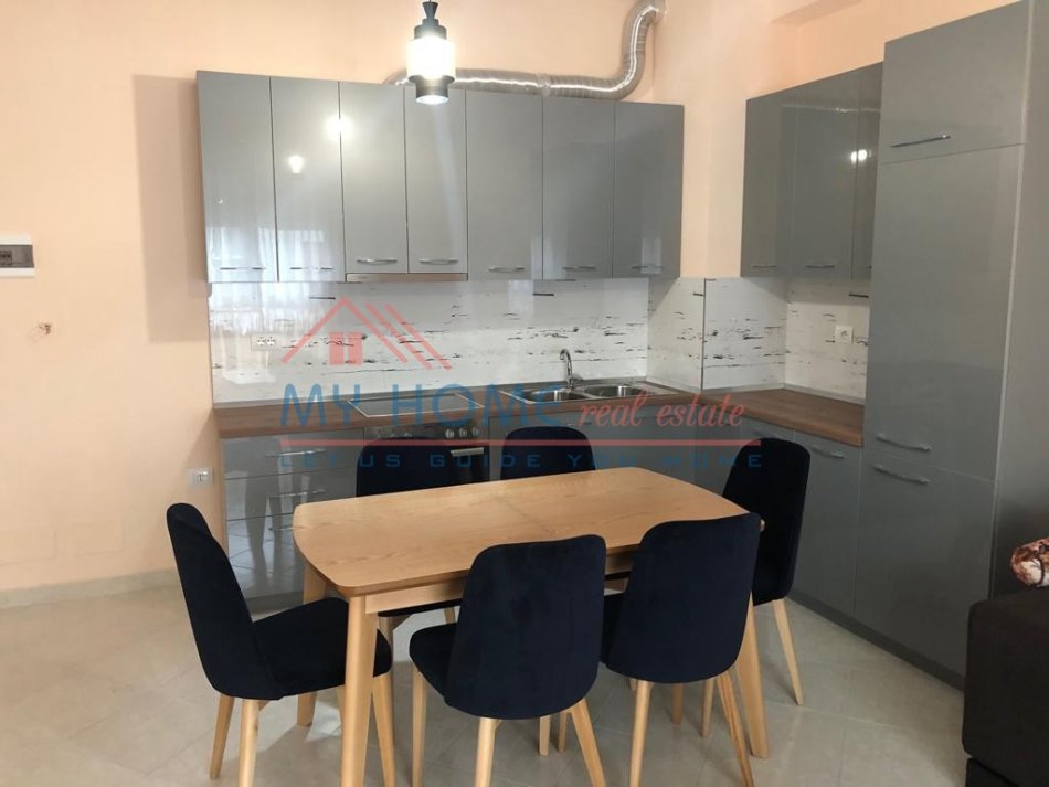 Tirane, jepet me qera apartament 2+1+Ballkon Kati 6, 98 m² 700 € (Bulevardi Gjergj Fishta)