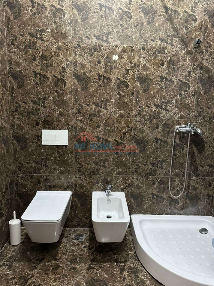 Tirane, jepet me qera apartament 2+1+Ballkon Kati 8, 110 m² 650 € (Zogu i Zi)