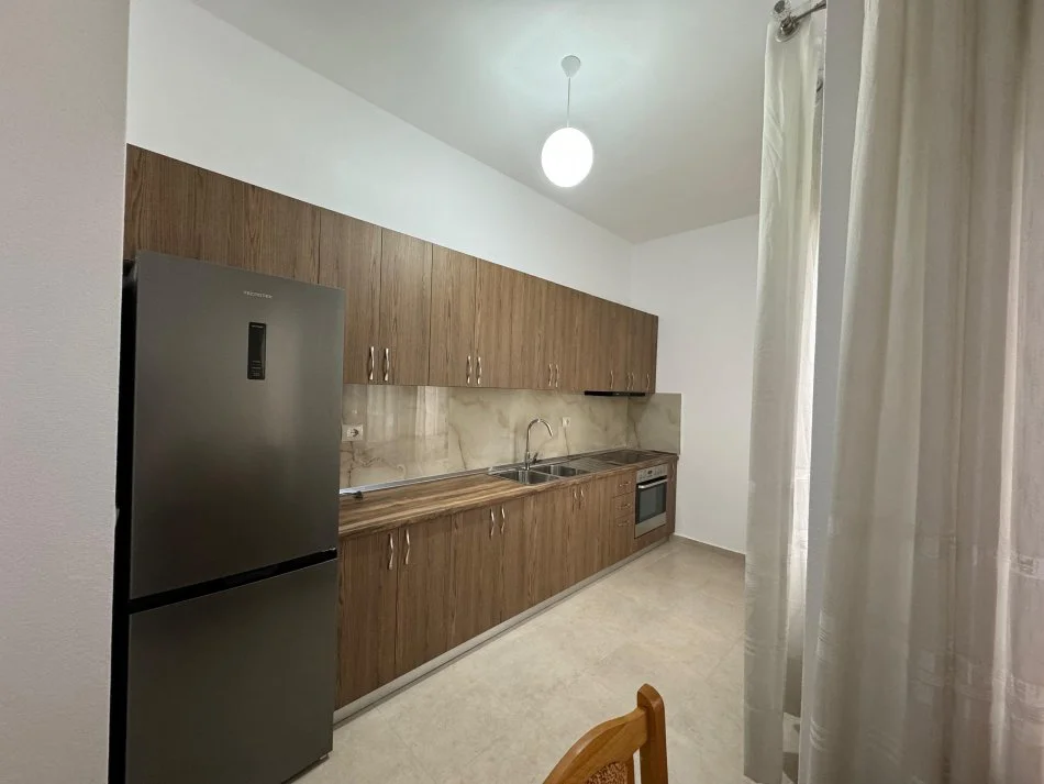 Tirane, jepet me qera apartament 1+1 Kati 3, 70 m² 350 € (Tasim Shehu)