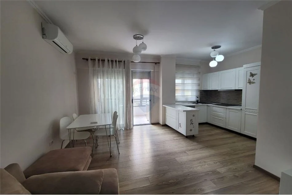 Tirane, jepet me qera apartament 2+1+Aneks+Ballkon Kati 5, 98 m² 700 € (Liqeni i thate)