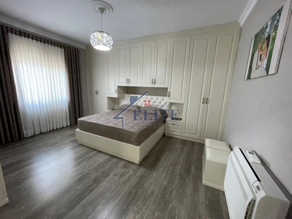 Tirane, jepet me qera apartament 2+1+Ballkon Kati 2, 150 m² 600 € (Fresku)