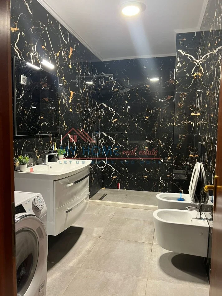 Tirane, jepet me qera apartament 3+1+Ballkon Kati 9, 124 m² 600 € (Komuna e Parisit)