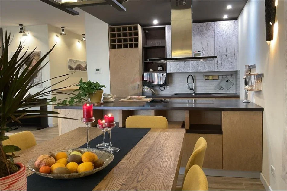 Tirane, jepet me qera apartament 2+1+Ballkon Kati 2, 110 m² 1.300 € (Rruga e Kavajes)