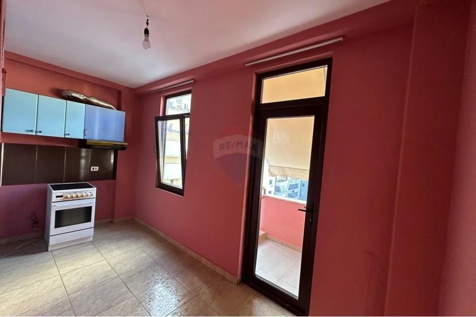 Tirane, jepet me qera apartament 2+1 Kati 4, 91 m² 550 € (Komuna e Parisit)