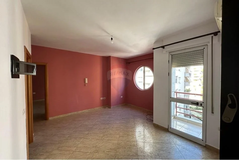 Tirane, jepet me qera apartament 2+1 Kati 4, 91 m² 550 € (Komuna e Parisit)