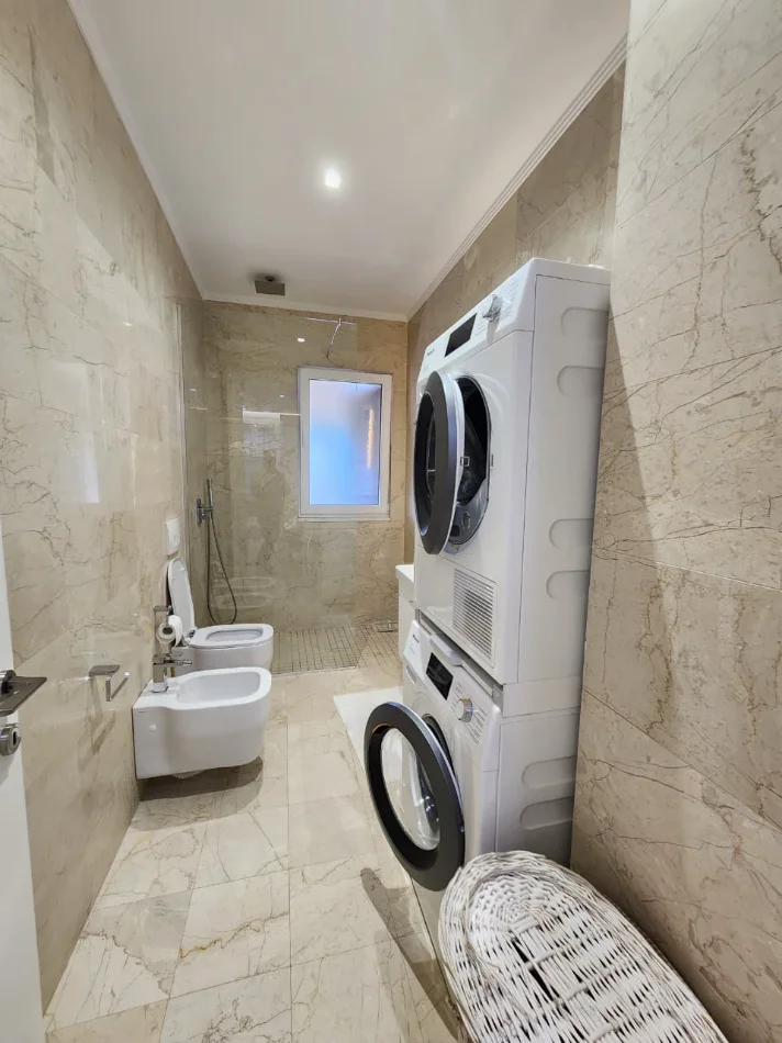 Me Qera: Aprtament 2+1+2wc & 3Bllkn (+1P.Parkimi) 📍Liqeni Thatë / Radisson (135m2)🔥🔥 Super modern | Hera parë me qira❤️ | 1350€/Muaj