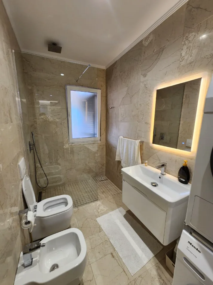 Me Qera: Aprtament 2+1+2wc & 3Bllkn (+1P.Parkimi) 📍Liqeni Thatë / Radisson (135m2)🔥🔥 Super modern | Hera parë me qira❤️ | 1350€/Muaj