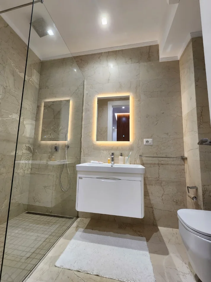 Me Qera: Aprtament 2+1+2wc & 3Bllkn (+1P.Parkimi) 📍Liqeni Thatë / Radisson (135m2)🔥🔥 Super modern | Hera parë me qira❤️ | 1350€/Muaj