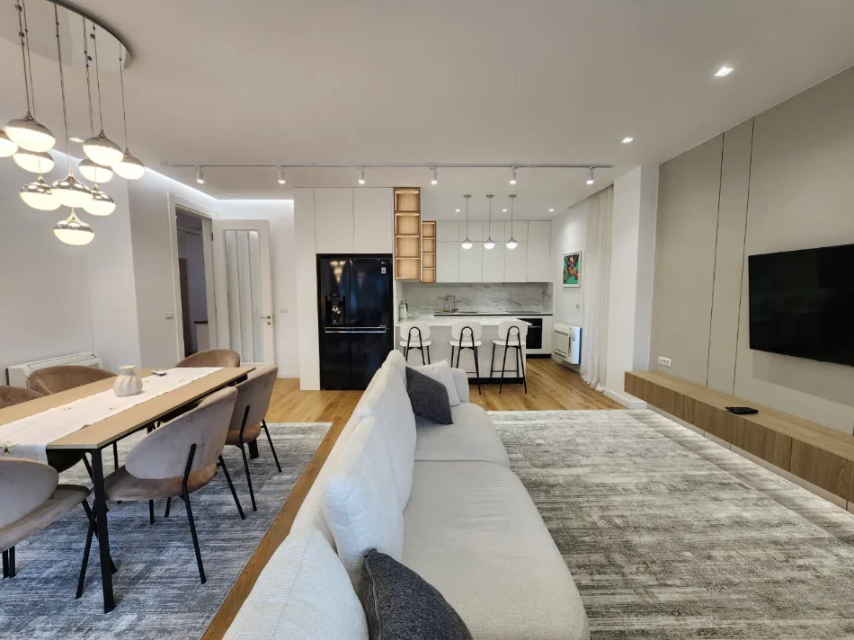Me Qera: Aprtament 2+1+2wc & 3Bllkn (+1P.Parkimi) 📍Liqeni Thatë / Radisson (135m2)🔥🔥 Super modern | Hera parë me qira❤️ | 1350€/Muaj