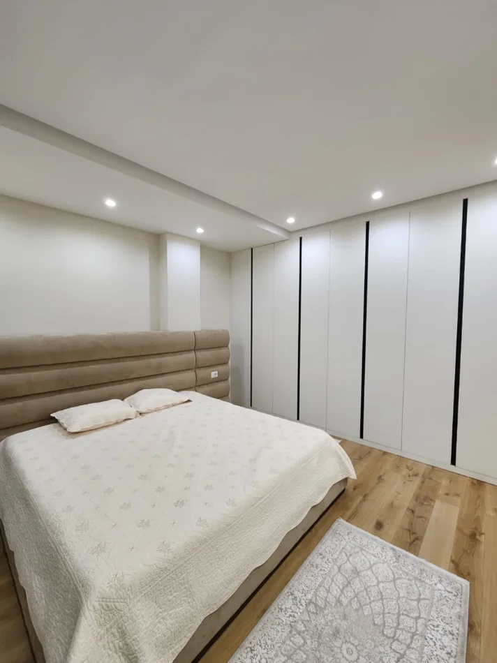 Me Qera: Aprtament 2+1+2wc & 3Bllkn (+1P.Parkimi) 📍Liqeni Thatë / Radisson (135m2)🔥🔥 Super modern | Hera parë me qira❤️ | 1350€/Muaj