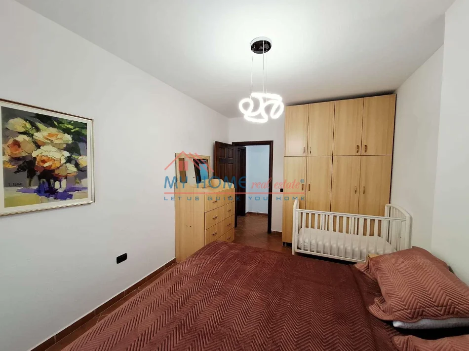 Tirane, jepet me qera apartament 2+1+Ballkon Kati 3, 115 m² 650 € (Rruga e Kavajes)