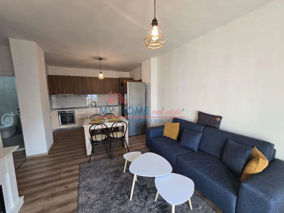 Tirane, jepet me qera apartament 2+1+Ballkon Kati 8, 75 m² 550 € (5 Maji)