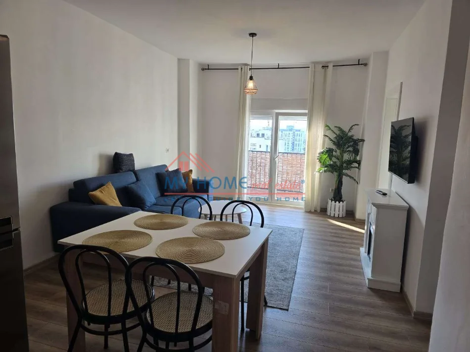 Tirane, jepet me qera apartament 2+1+Ballkon Kati 8, 75 m² 550 € (5 Maji)
