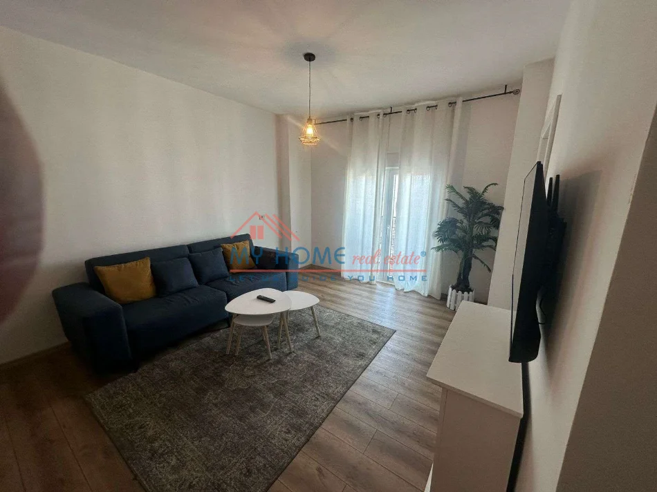 Tirane, jepet me qera apartament 2+1+Ballkon Kati 8, 75 m² 550 € (5 Maji)