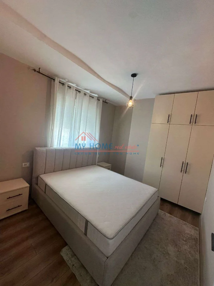 Tirane, jepet me qera apartament 2+1+Ballkon Kati 8, 75 m² 550 € (5 Maji)