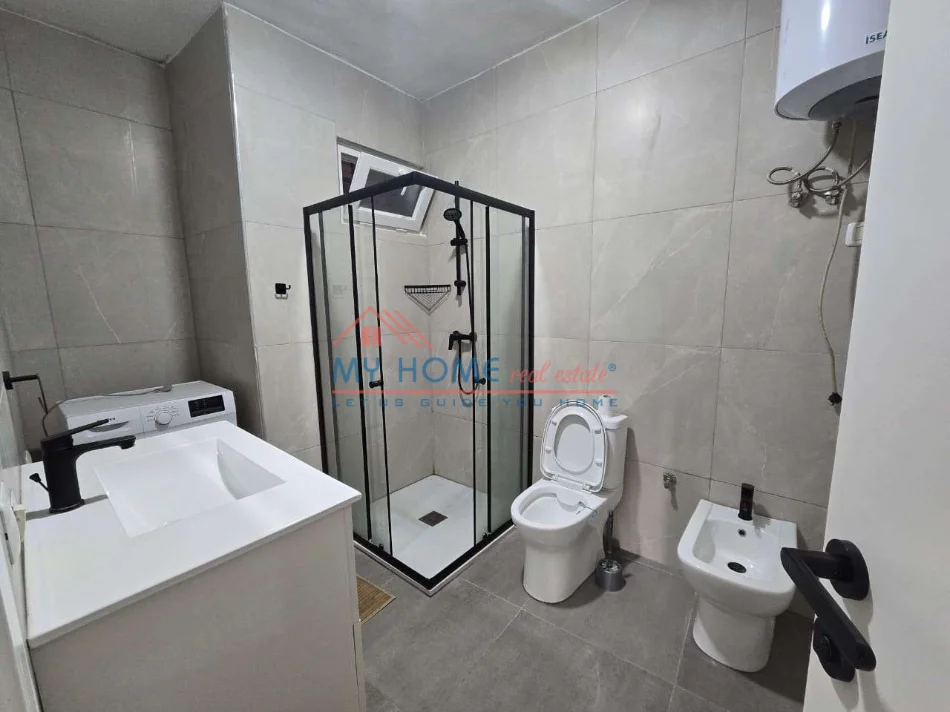 Tirane, jepet me qera apartament 2+1+Ballkon Kati 8, 75 m² 550 € (5 Maji)