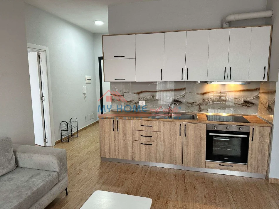 Tirane, jepet me qera apartament 1+1+Ballkon Kati 8, 75 m² 520 € (Rruga Riza Cerova)