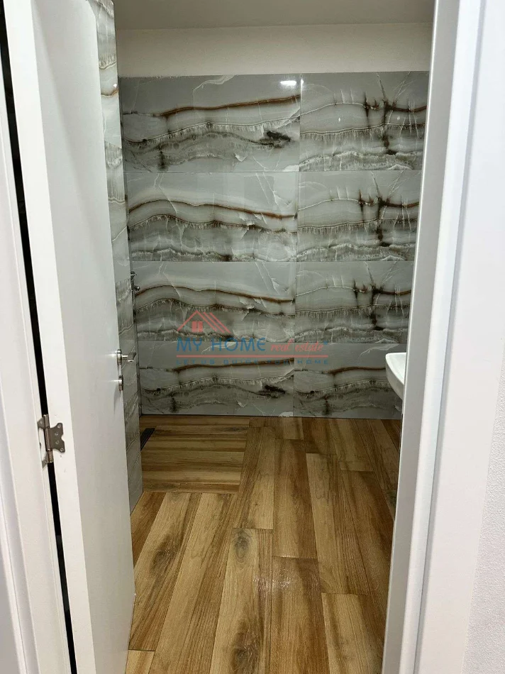 Tirane, jepet me qera apartament 1+1+Ballkon Kati 8, 75 m² 520 € (Rruga Riza Cerova)