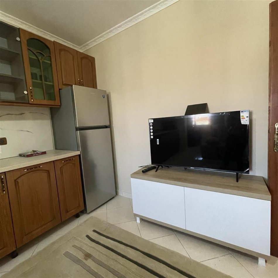 Tirane, jepet me qera shtepi 1+1+Ballkon Kati 1, 70 m² 350 € (Vangjel Koca)